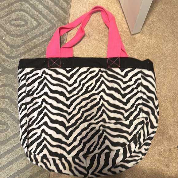 Tote bag with a K on it - Picture 2 of 3